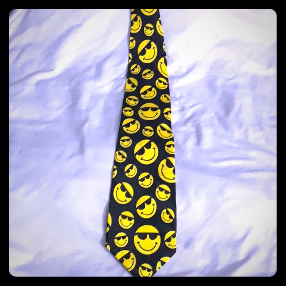 5/$15 Smiley face tie